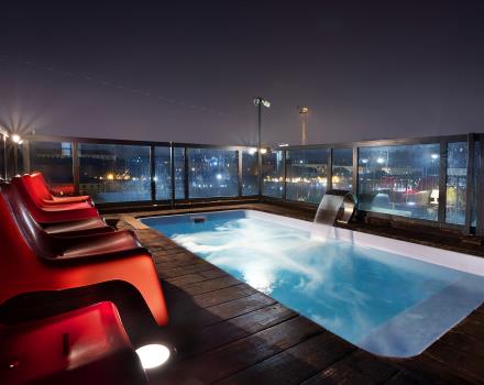 Relax nella vasca idromassaggio del rooftop del nostro hotel 4 stelle