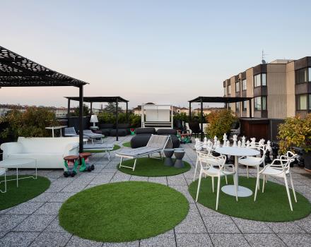 Loungers, chairs and coffee tables to relax on the rooftop of the BW Plus Executive Hotel and Suites