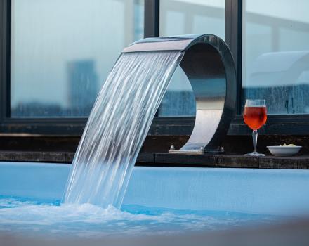 Sorseggia un drink nella vasca idromassaggio del rooftop del BW Plus Executive Hotel Torino