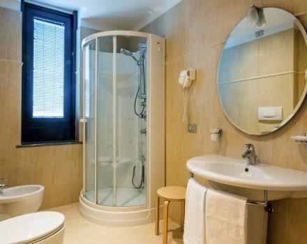 Gran cuarto de baño en las habitaciones en el Best Western Plus Ejecutivo 4 estrellas en el centro de Turín
