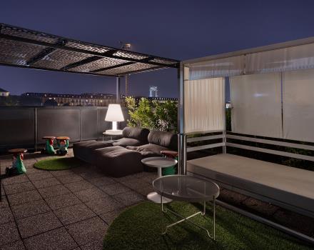 Il nostro hotel 4 stelle a Torino propone rilassanti divanetti sul rooftop