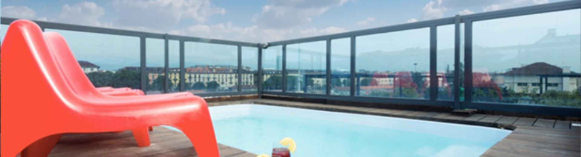 Best Western Plus Executive Suites, 4 star hotel located in the Centre of Turin, offers its guests an oasis of relaxation really special: on the top floor of the building there is The Executive Rooftop where you can enjoy the beautiful view of the city immersed in the outdoor pool.
