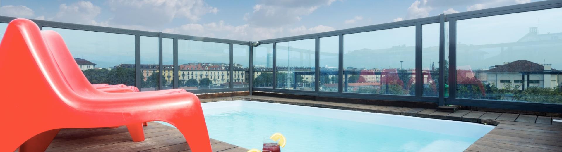 Best Western Plus Executive Suiten, 4-Sterne-Hotel befindet sich im Zentrum von Turin, bietet seinen Gästen eine Oase der Entspannung ganz besonderes: in der obersten Etage der Gebäude gibt es & #232; Dachgarten, wo & #232; genießen die schöne Aussicht auf die Stadt & #224; einweichen in das Freibad.
 
Die herrliche Terrasse am Executive Hotel Turin & #232; mit Eleganz und Stil mit natürlichen Materialien wie Holz und Glas schaffen eine entspannende Atmosphäre ideal zum Entspannen im Whirlpool im Hintergrund das imposante eingerichtet Olympic Mountains Turin.